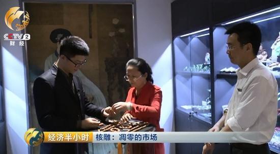 曹荻明拿出店里僅剩的這幾串橄欖核，笑稱(chēng)，每一串都是橄欖核行情由火爆到冰冷的縮影。