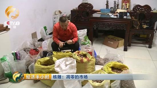 這天傍晚，當(dāng)記者來(lái)到他家時(shí)，他正在整理囤在家里的橄欖核。