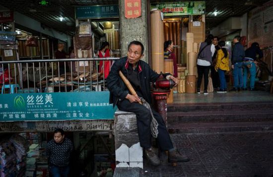 一名搬運工在批發(fā)市場外