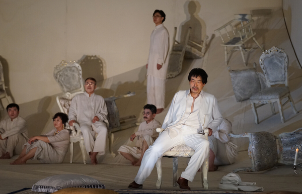 話(huà)劇《櫻桃園》中，濮存昕飾演羅伯興