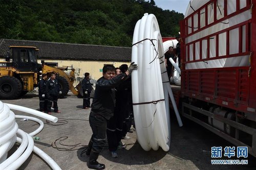 7月3日，在山西沁和能源集團中村煤業(yè)有限公司，救援人員在搬運救援物資。
