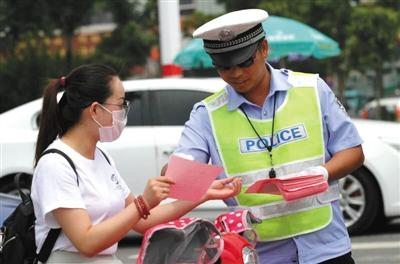 近日，江蘇灌云交警在街邊派發(fā)“優(yōu)惠券”。
