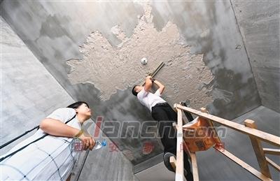 在芮先生新房的臥室里，頂板上的一層灰色素漿被鏟去后，裸露出來的全是砂漿。