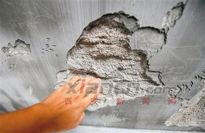 用手稍微一摳，砂漿很容易就下來了。
