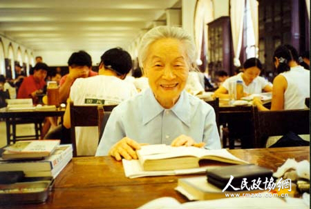 90歲高齡的楊絳先生再回清華圖書(shū)館