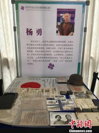 全國各界人士在南京捐贈(zèng)南京大屠殺等題材史料藏品?！≈鞎苑f 攝