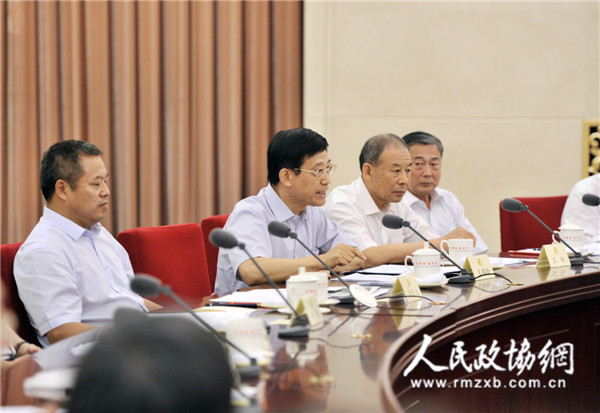 圖①：王鶴齡委員（左二）在雙周協(xié)商座談會(huì)上發(fā)言。