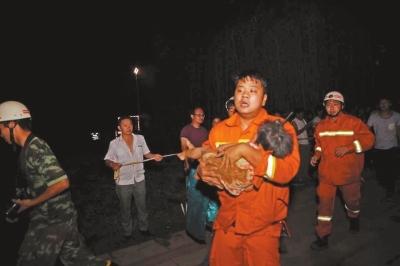 所幸落井女童狀態(tài)很好，百余警民連夜施救，至今晨4時20分許妞妞終被救出。