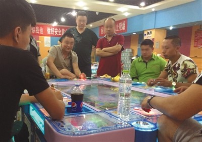 6月28日，回龍觀西大街一電玩城，捕魚機前坐滿玩家，玩家每場輸贏至少數(shù)千元。