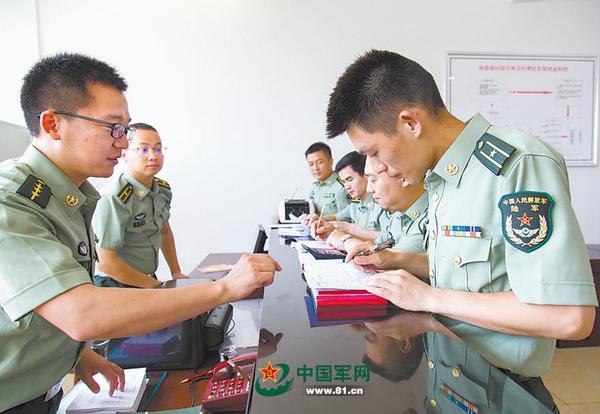 　　該戰(zhàn)區(qū)陸軍后勤部財(cái)務(wù)處機(jī)關(guān)干部在辦理經(jīng)費(fèi)報(bào)銷手續(xù)。 彭 成攝