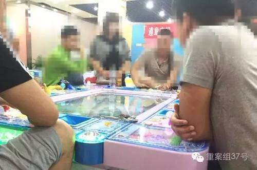 6月28日，回龍觀西大街某電玩城，幾名男子坐在捕魚(yú)機(jī)前，每把輸贏至少數(shù)千元。