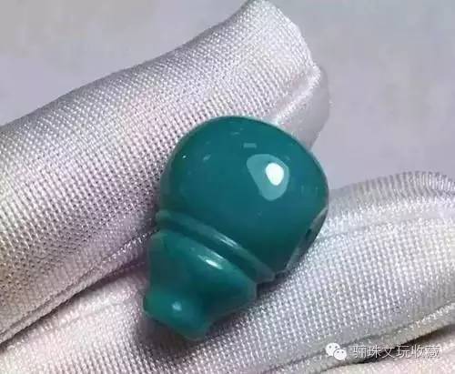 老油綠玉化級的三通。瓷度、光澤度堪稱完美