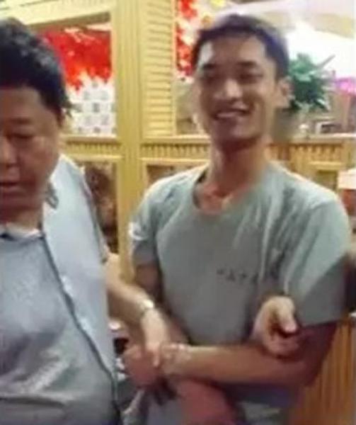 , 圖為警方在網(wǎng)吧查獲李軍行蹤。