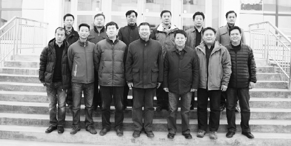 第二批13名天津援青干部合影。前排左起：劉寶勇、趙巖、張力、李新、丁全海、李書潛、劉杰；后排左起：王初生、孟德文、辛玉貴、劉明瑞、吳忠東、張志宏。