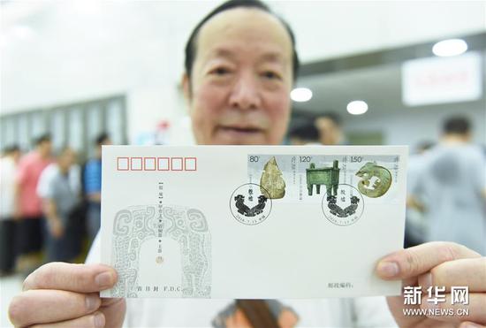 7月13日，浙江杭州一名集郵愛(ài)好者展示《殷墟》特種郵票首日封。