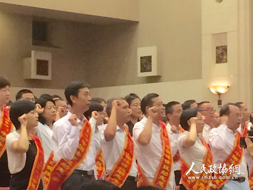 參加2016年扶貧攻堅(jiān)、“1十1”中國法律援助的志愿者們在莊嚴(yán)的人民大會(huì)堂內(nèi)集體宣誓。梓涵攝影