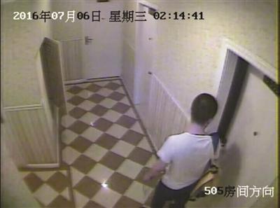監(jiān)控拍下醉漢推門(mén)行竊。