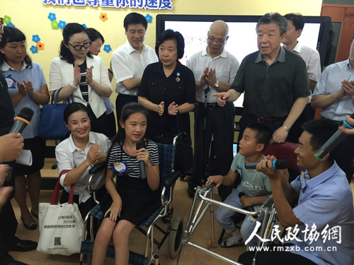 調(diào)研組聽(tīng)長(zhǎng)春市寬城區(qū)培智學(xué)校的師生演唱他們自己作詞作曲的《為愛(ài)而來(lái)》，感動(dòng)不已。