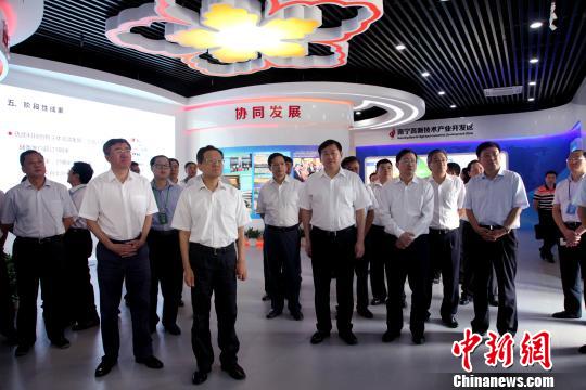 圖為嘉賓參觀南寧·中關(guān)村協(xié)同創(chuàng)新展示中心。　楊志雄 攝