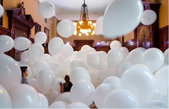 Work No。 2497 ‘Half The Air in a Given Space’ fromMartin Creed‘s summer installation THE BACK DOOR at Park Avenue Armory， June 8 - August 7， 2016。 （Photo： James Ewing）