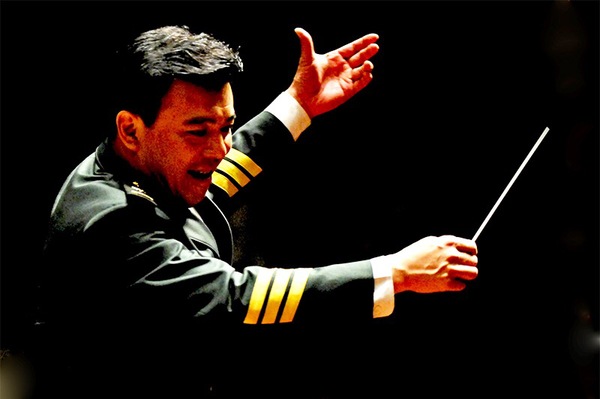 “跳動(dòng)的指揮棒”———全情投入、激情飛揚(yáng)的張海峰。