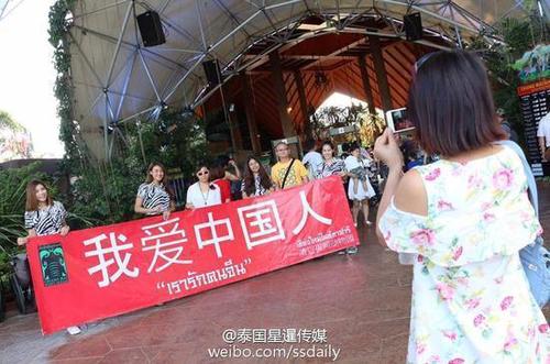 　不過相比去年同時(shí)期，來清邁夜間動(dòng)物園的中國游客確實(shí)減少了很多，但是相信中國游客對(duì)清邁的旅游還是很感興趣的。