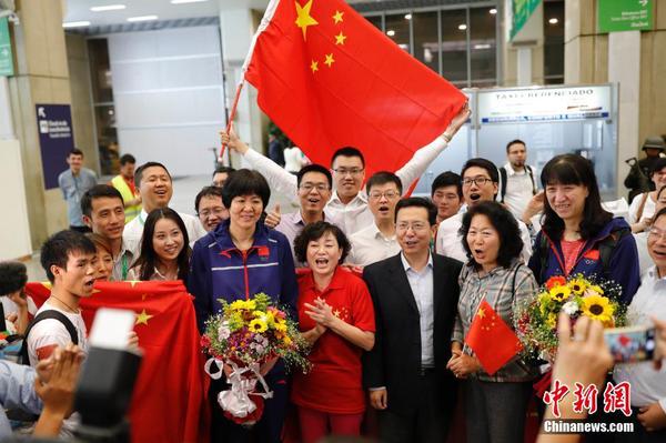中國女排抵達(dá)里約 球迷機場夾道歡迎