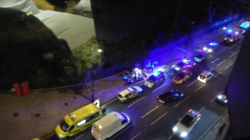 網友在社交網站上發(fā)布的圖片顯示，倫敦警方的警車正在行駛。