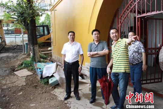 圖為朱和平在了解講武堂的保護(hù)和發(fā)展 任傳振 攝