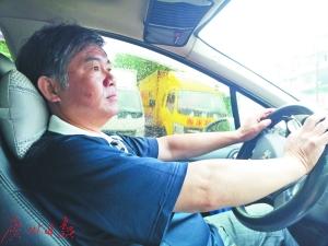 從鋼鐵工人轉(zhuǎn)型成網(wǎng)約車司機(jī)的張師傅。