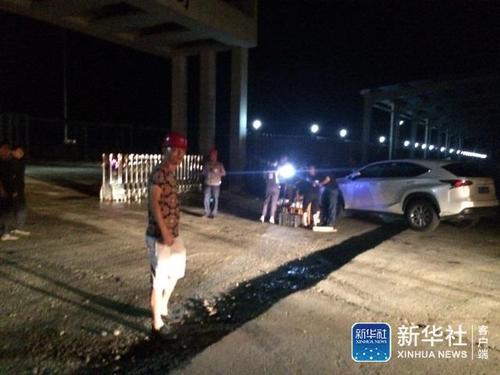 事故地點距離高速路口約7公里左右。記者從高速路路口下來，即有警方在沿途路口把守。在廠區(qū)門口，該公司組織近30人在現(xiàn)場阻攔人員進出并且阻擋記者拍照。