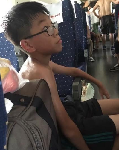 由于高鐵停駛，且無法開門開窗，密閉的空間中，人們只能靠脫衣解暑。