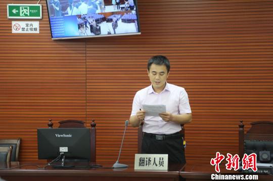 越語(yǔ)翻譯人員翻譯刑事裁定書內(nèi)容?！腔藚R 攝