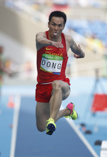8月16日，在2016年里約奧運會田徑男子三級跳遠(yuǎn)的比賽中，中國選手董斌獲得銅牌。新華社發(fā)
