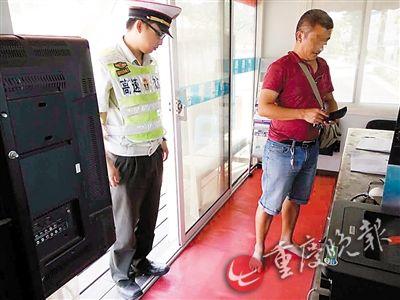 男子光腳開車反問警察：哪條法律規(guī)定不準(zhǔn)？（圖）