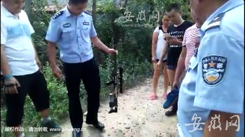 警方在案發(fā)現(xiàn)場附近找到的槍支。（視頻截圖）