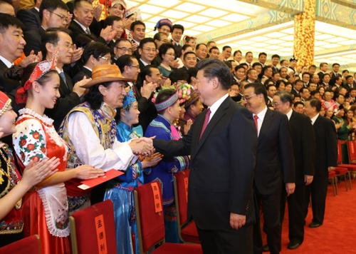 8月18日晚，第五屆全國少數(shù)民族文藝會(huì)演開幕式文藝晚會(huì)在北京人民大會(huì)堂隆重舉行，習(xí)近平、李克強(qiáng)、俞正聲、劉云山等黨和國家領(lǐng)導(dǎo)人出席觀看。演出開始前，習(xí)近平等會(huì)見了各民族演職人員代表。