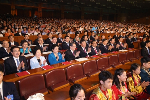 8月18日晚，第五屆全國少數(shù)民族文藝會(huì)演開幕式文藝晚會(huì)在北京人民大會(huì)堂隆重舉行，習(xí)近平、李克強(qiáng)、俞正聲、劉云山等黨和國家領(lǐng)導(dǎo)人出席觀看。姚大偉