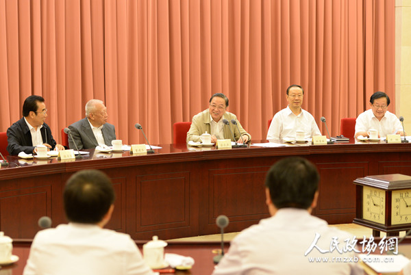 　　8月18日，全國政協(xié)在北京召開第54次雙周協(xié)商座談會(huì)，圍繞“國際科技合作與大科學(xué)計(jì)劃”建言獻(xiàn)策。全國政協(xié)主席俞正聲主持會(huì)議并講話。本報(bào)記者 姜貴東 攝