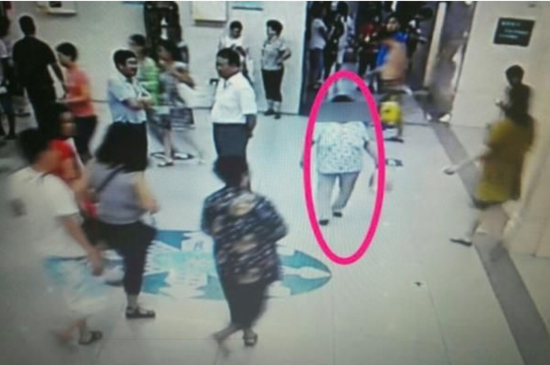 六旬老太假裝腿腳累找座位 專(zhuān)偷鄰座病人看病錢(qián)