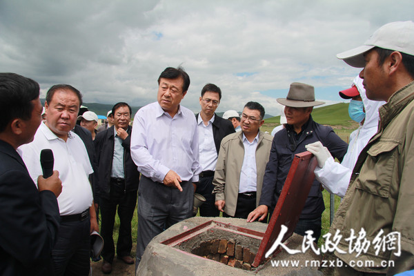 農(nóng)業(yè)部副部長(zhǎng)于康震參觀剛察縣新海村犬糞無害化處理點(diǎn) _副本