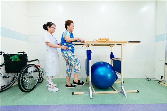 8月9日，醫(yī)務(wù)人員在江蘇鎮(zhèn)江潤(rùn)州區(qū)黎明社區(qū)衛(wèi)生服務(wù)中心為患者進(jìn)行康復(fù)理療。新華社記者 劉金海 攝