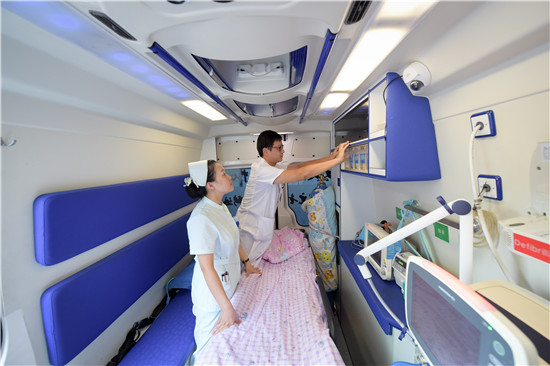 8月18日，在安徽省兒童醫(yī)院，醫(yī)護人員在轉(zhuǎn)運車上檢查設(shè)備。新華社記者 張端 攝