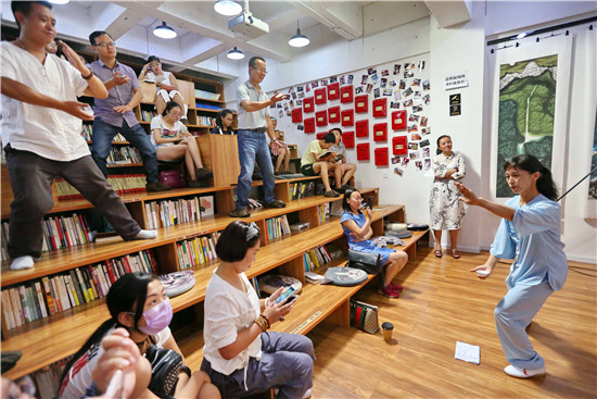秦皇島市島上書店邀請?zhí)珮O老師和茶藝師為讀者表演“茶韻太極”。視覺中國供圖