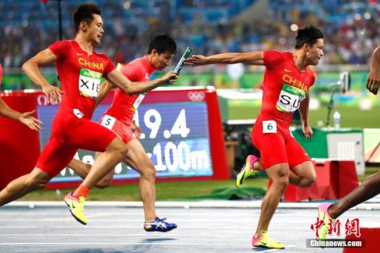北京時間8月20日上午，在里約奧運會男子4x100米接力決賽中，由博爾特領(lǐng)銜的牙買加隊如愿衛(wèi)冕，這也是博爾特在三屆奧運會上斬獲的個人第九枚金牌。美國隊被取消成績，日本隊收獲銀牌。由湯星強、謝震業(yè)、蘇炳添、張培萌組成的中國隊最終排名第四。圖為中國隊在比賽中。<a target='_blank' href='http://www.chinanews.com/' >中新網(wǎng)</a>記者 富田 攝