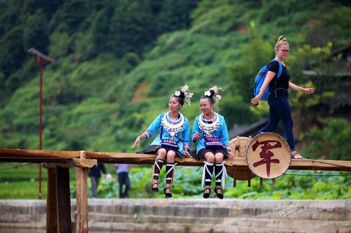 侗族群眾身著民族盛裝，開(kāi)展祭薩、鼓樓對(duì)歌、侗族大歌匯演等民俗活動(dòng)。1