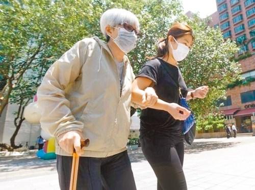 林月芬(左)由女兒劉君媚陪同到法庭作供。