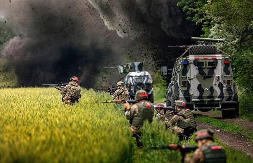 烏政府軍車隊(duì)在麥田中遭到伏擊。