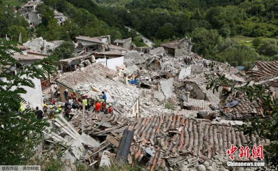 意大利中部城市PESCARA DEL TRONTO收到地震影響，大量建筑成為廢墟。