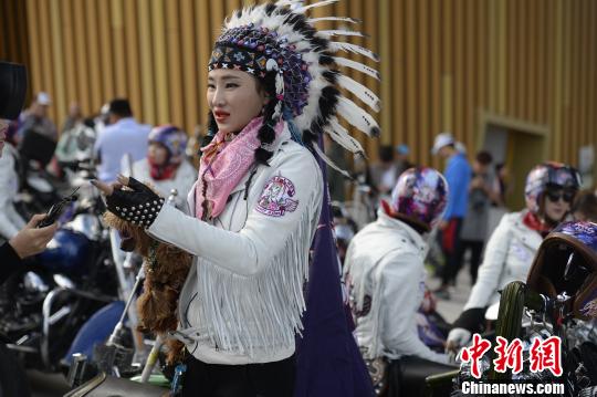數(shù)百炫酷動力機車亮相鄂爾多斯“哈雷姑娘”搶鏡